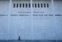 Банер са Трамповим ликом сада виси испред Министарства правде