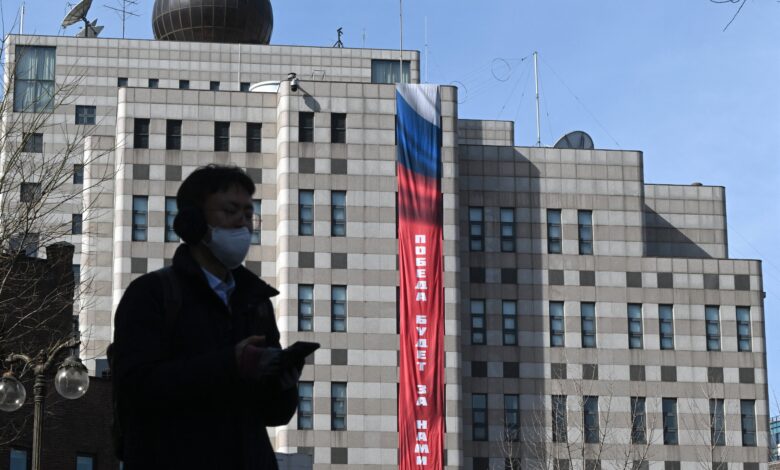 Јужна Кореја тражи од руске амбасаде да уклони огромну заставу „победе“ пошто се назире годишњица рата у Украјини