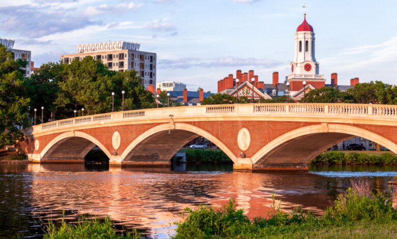 Узнемирен због извештаја да је одустао, Трамп сада жели милијарду долара од Харварда