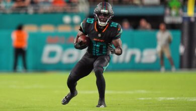 Крис Џонс регрутује Тајрика Хила за шефове након пуштања делфина у пост на друштвеним мрежама