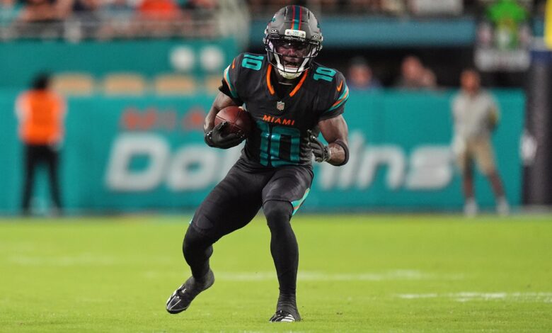 Крис Џонс регрутује Тајрика Хила за шефове након пуштања делфина у пост на друштвеним мрежама