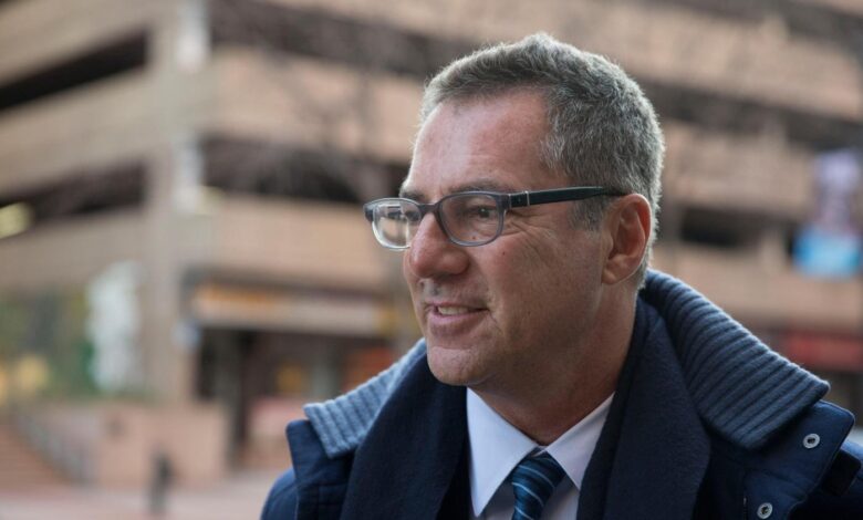 Бред Карп поднео је оставку на место председника Пола Вајса након што га објављени мејлови повезују са Џефријем Епстајном