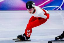 Олимпијски брзоклизач скинуо се са леда на носилима након крваве повреде