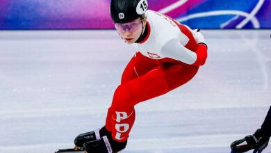 Олимпијски брзоклизач скинуо се са леда на носилима након крваве повреде