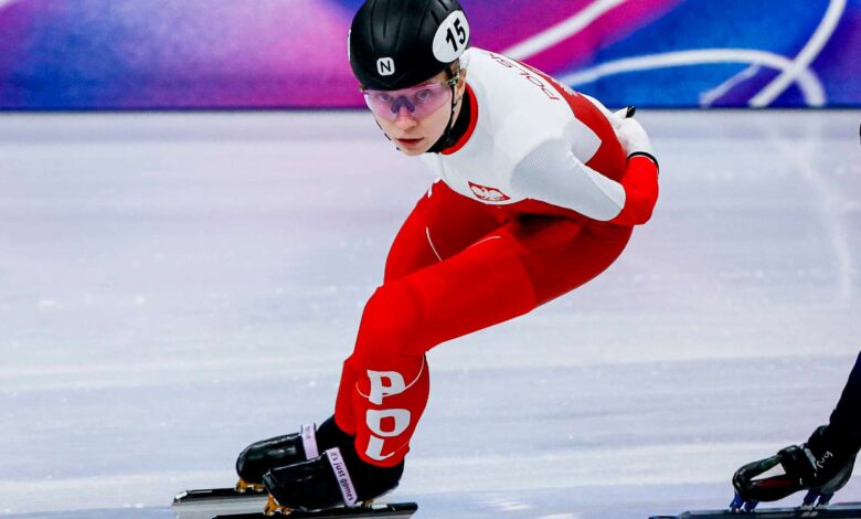 Олимпијски брзоклизач скинуо се са леда на носилима након крваве повреде