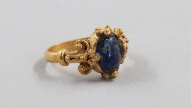 Средњовековни златни прстен са блиставо плавим драгим каменом откривен у Норвешкој је ‘фантастично леп и редак примерак’