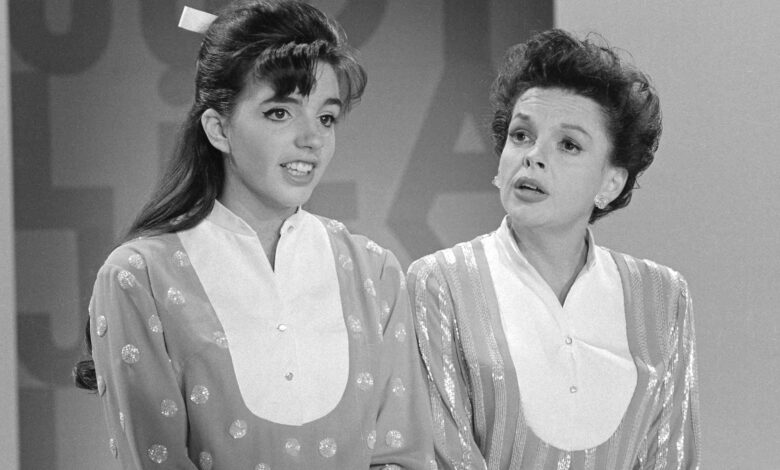 Лајза Минели каже да је мама Џуди Гарланд покушала да је избаци са сцене Лајза Минели каже да је мама Џуди Гарланд покушала да је избаци са сцене