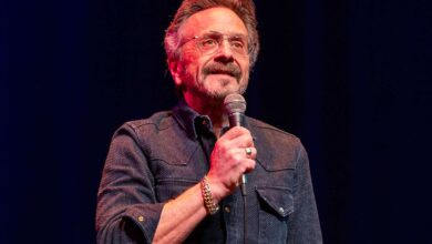 Марц Марон је тако жестоко бомбардовао комичну емисију у Аустралији да је послат кући Марц Марон је тако жестоко бомбардовао комичну емисију у Аустралији да је послат кући