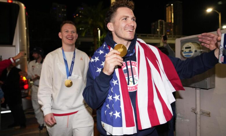 Амерички мушки олимпијски хокејашки тим слетео је у Јоинт Басе Андревс на путу за Стате оф Унион Амерички мушки олимпијски хокејашки тим слетео је у Јоинт Басе Андревс на путу за Стате оф Унион