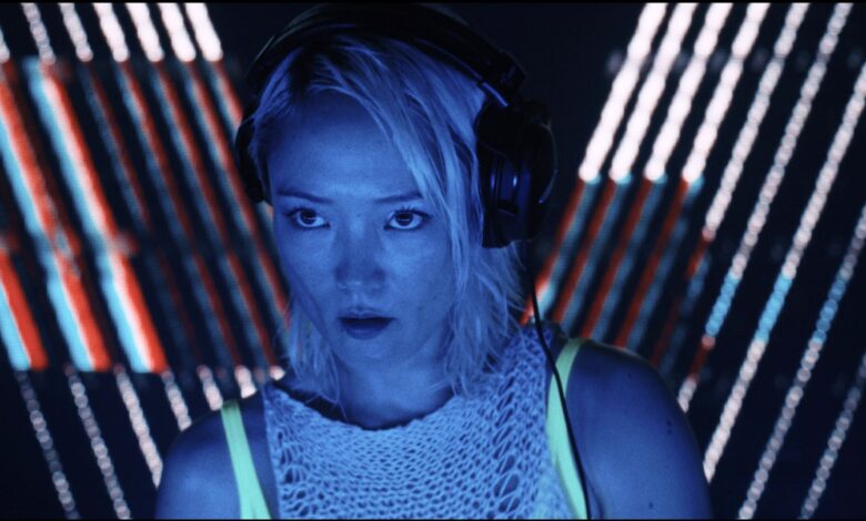 У трејлеру филма „Ми Амор“, Пом Клементјеф игра ДЈ-а са Канарских острва