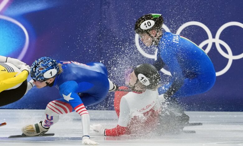 Брзи клизач носи оштрицу у лице у крвавој несрећи на Зимским олимпијским играма Брзи клизач носи оштрицу у лице у крвавој несрећи на Зимским олимпијским играма