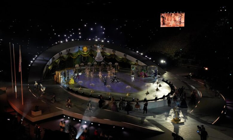 Церемонија затварања Олимпијаде у Милану Кортини предаје заставу Француској – Тхе Мерцури Невс