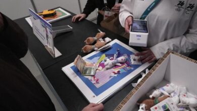 Љубитељи Олимпијаде лове плишане маскоте Мила и Тине док лете са полица