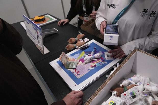 Љубитељи Олимпијаде лове плишане маскоте Мила и Тине док лете са полица