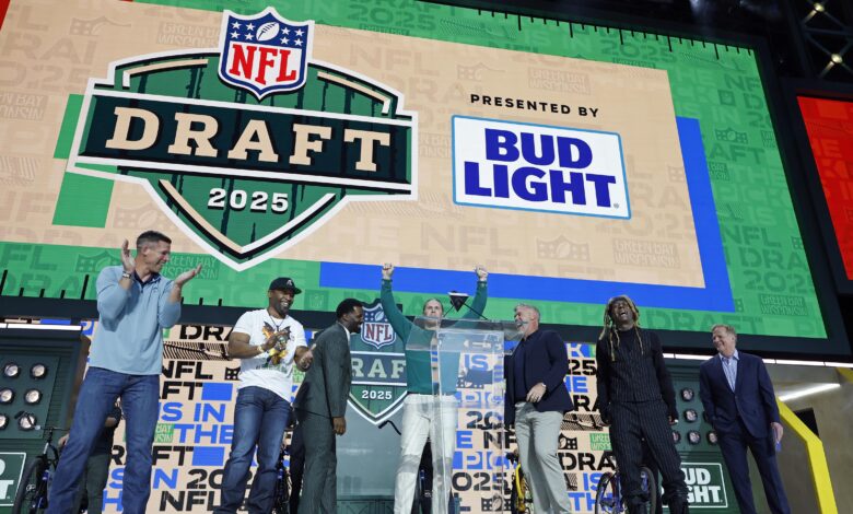Фаза драфта НФЛ-а за 2026. откривена у сликама уочи догађаја који води Стеелерс