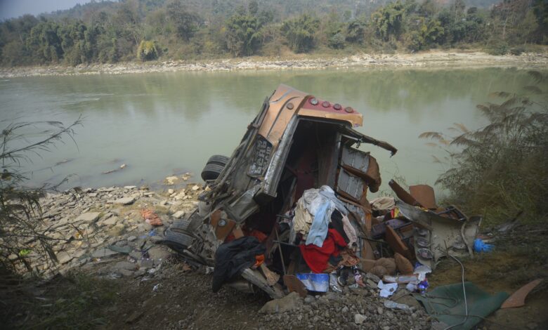 Британски држављанин међу најмање 19 погинулих када је путнички аутобус слетео са обронака Непала