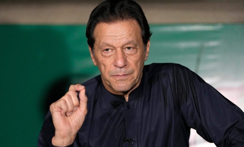 Бивши пакистански премијер Имран Кхан изгубио је 85 одсто вида на десном оку у затвору, каже адвокат