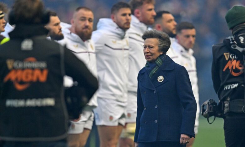 Енглески репрезентативац Џо Хејс открива да га је принцеза Ан збунила са звездом издајника Џоом Марлером пре Купа Калкуте