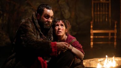 Тхе С***хеадс ревиев, Роиал Цоурт Тхеатре – Насилни канибали из каменог доба оживљени су лукавим модерним заокретом