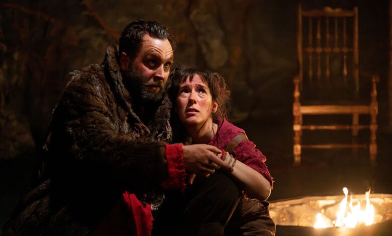 Тхе С***хеадс ревиев, Роиал Цоурт Тхеатре – Насилни канибали из каменог доба оживљени су лукавим модерним заокретом Тхе С***хеадс ревиев, Роиал Цоурт Тхеатре – Насилни канибали из каменог доба оживљени су лукавим модерним заокретом