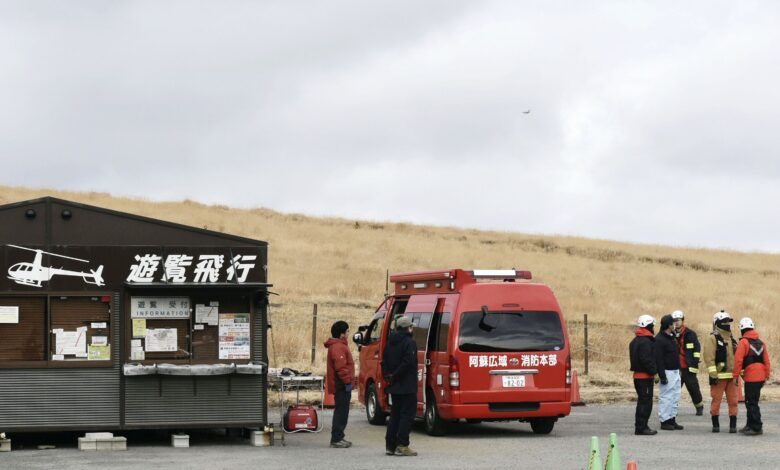 Три тела пронађена на месту пада хеликоптера у јапанском вулканском кратеру Моунт Асо
