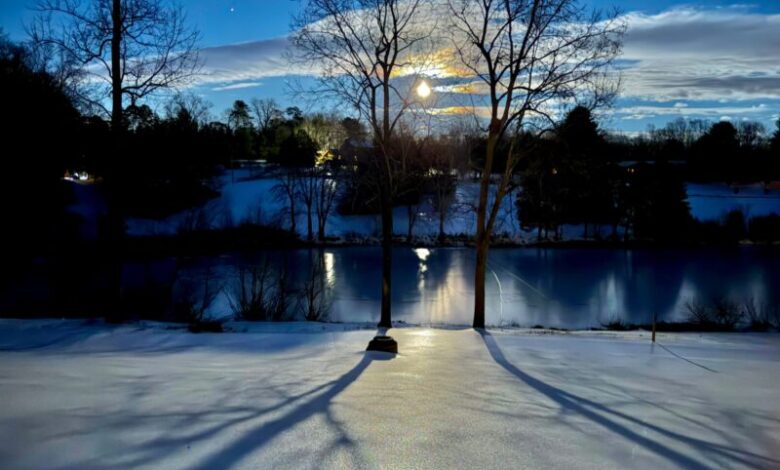 Слике зимског пуног снежног месеца за фебруар 2026