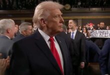 Ал Грин држи натпис „Црнци нису мајмуни“ иза Доналда Трампа на Стате оф тхе Унион