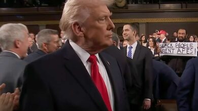 Ал Грин држи натпис „Црнци нису мајмуни“ иза Доналда Трампа на Стате оф тхе Унион Ал Грин држи натпис „Црнци нису мајмуни“ иза Доналда Трампа на Стате оф тхе Унион