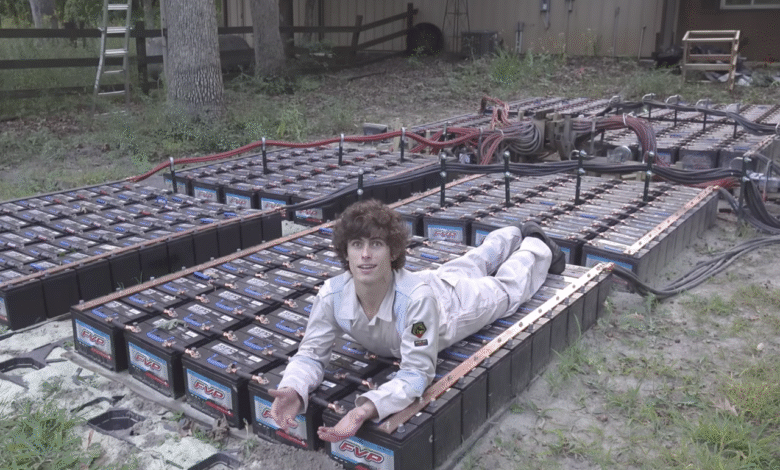 Безобзирни јутјубер прети ткању стварности спајањем 400 акумулатора за аутомобиле Безобзирни јутјубер прети ткању стварности спајањем 400 акумулатора за аутомобиле