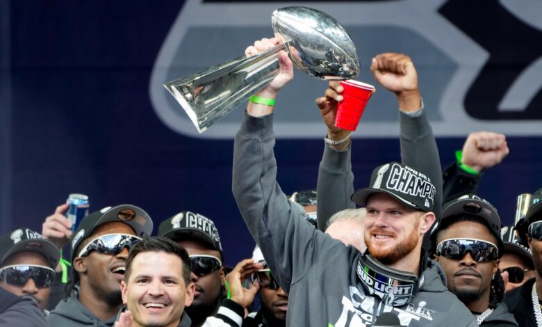 Сем Дарнолд се захвалио Сеахавксу на паради Супер Бовла након „много људи није веровало у мене“