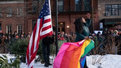 Уклањање заставе Стоневалл Придеа у склопу напада Трамповог администратора на ЛГБТ: тужба