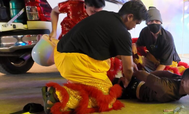 Тајландска полиција ради на тајном задатку као плесачи лавова на Лунарну Нову годину да ухвати лопова