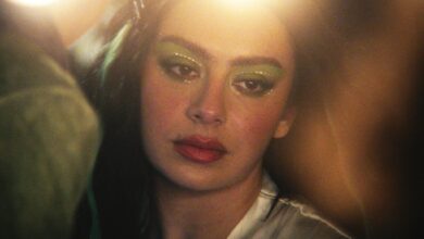 Тхе Момент рецензија: Цхарли кцк жели да буде филмска звезда. Наркоман Спице Ворлд би то могао учинити