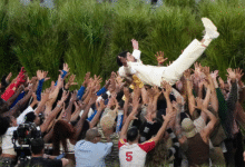 У продаји су костими од траве шећерне трске који су се носили током полувремена Супер Боула Бад Бунни-а