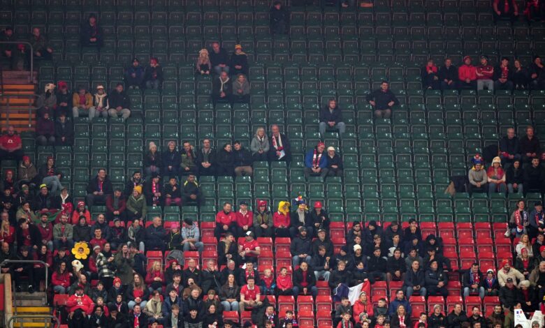 Велс трпи последњи мрачан дан док Француска диже нереде испред празних места у Кардифу