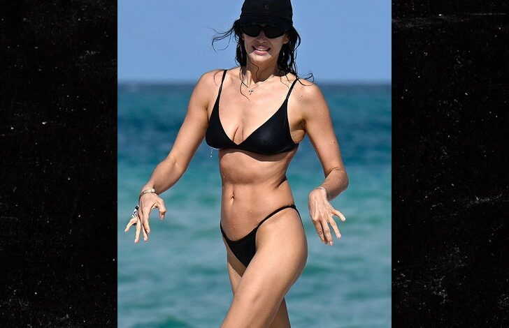 Ирина Шејк показује тело у бикинију током дана на плажи са ћерком у Мајамију