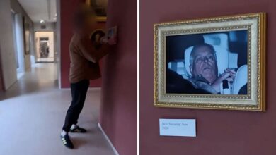 Чувена фотографија бившег принца Ендруа после хапшења висила је у музеју Лувр