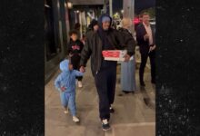 Ник Кенон води петоро своје деце на вечеру у Западни Холивуд