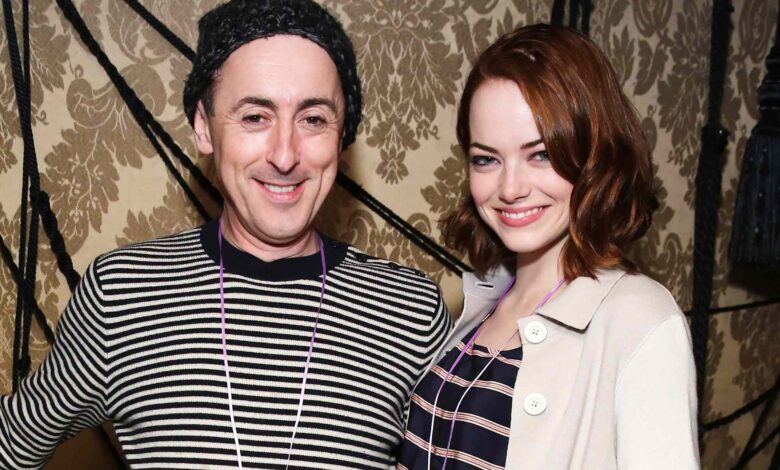 Алан Каминг описује дивљу ноћ са Емом Стоун и музичком легендом