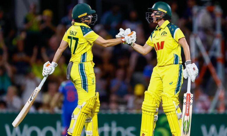 Бетх Моонеи, Алисса Хеали звезда након што су куглаши заблистали за Аустралију на отварању ОДИ-ја у Бризбејну