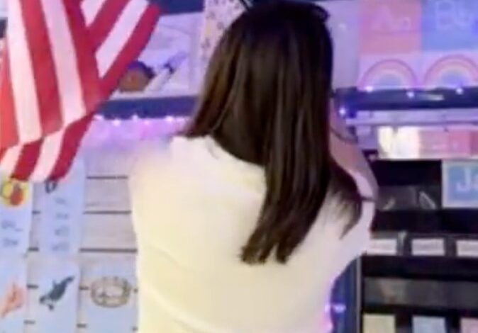 Учитељица првог разреда поставља видео како окреће америчку заставу наопачке, постављајући „Укини ИЦЕ“ на часу