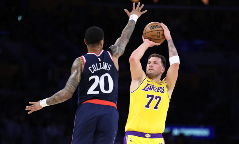 Лејкерси задржавају Клиперсе док Кавхи Леонард касно излази са болом левог скочног зглоба Лејкерси задржавају Клиперсе док Кавхи Леонард касно излази са болом левог скочног зглоба