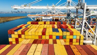 Амерички трговински дефицит је опао 2025. — али Америка је увезла рекордну количину упркос Трамповим царинама