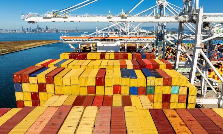 Амерички трговински дефицит је опао 2025. — али Америка је увезла рекордну количину упркос Трамповим царинама