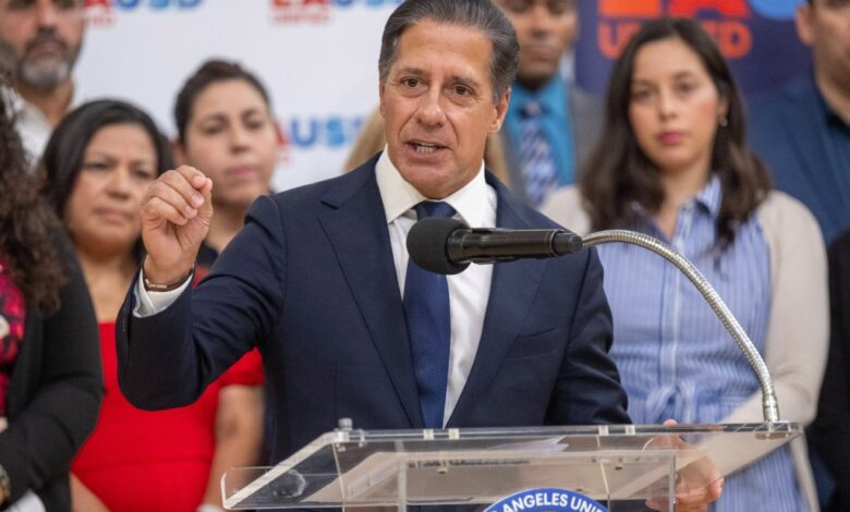 ФБИ претражује кућу, канцеларију надзорника ЛАУСД Алберта Царвалха ФБИ претражује кућу, канцеларију надзорника ЛАУСД Алберта Царвалха