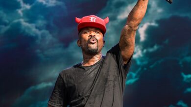 Реј Џеј изводи концерт док се чини да крв тече из очију