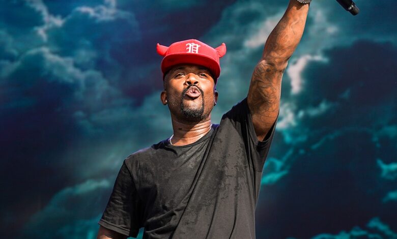 Реј Џеј изводи концерт док се чини да крв тече из очију