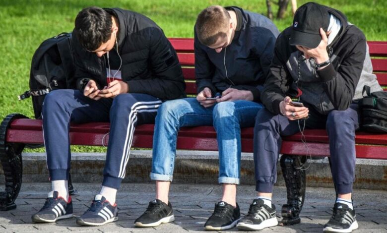 Шпанија ће забранити млађима од 16 година на друштвеним мрежама док свет улази у верификацију старости