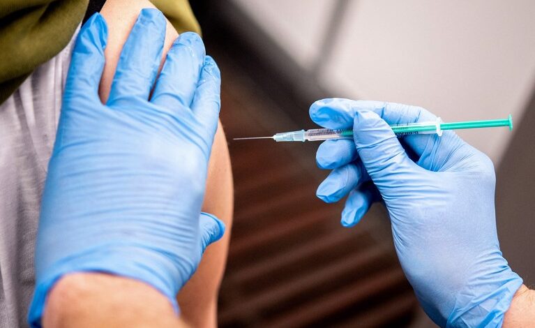 Како су неке вакцине против ЦОВИД-а изазвале редак поремећај згрушавања крви