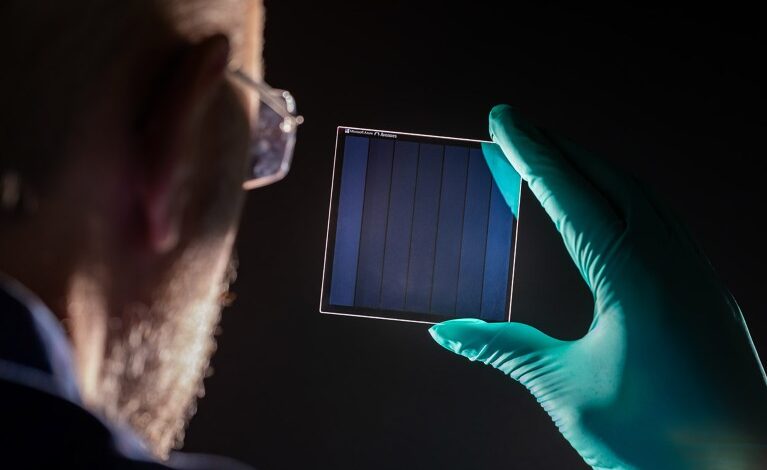 Мицрософт тим креира ‘револуционарни’ систем за складиштење података који траје миленијумима